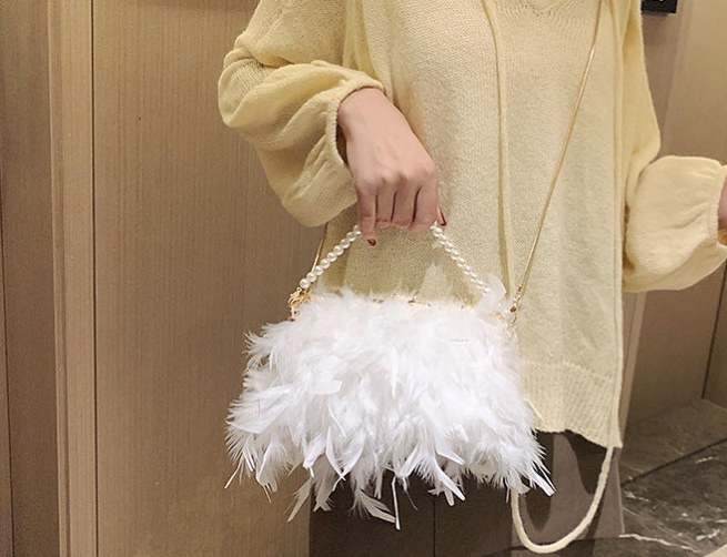 Turkey Feather Pearl Chain Diagonal Handbag